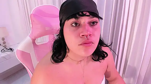 mia yeager online show from 11/16/25, 03:33