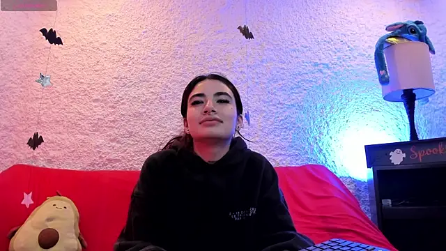 Snapshot of atenea_storm chatting on 10/16/25, 03:48 atenea storm online show from 10/16/25, 03:48
