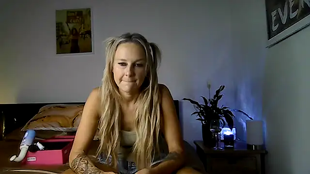 imyourgoodgirl69 online show from 12/23/25, 08:02