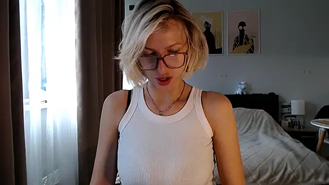 Snapshot of VivianCoke chatting on 05/18/26, 04:12 VivianCoke online show from 05/18/26, 04:12
