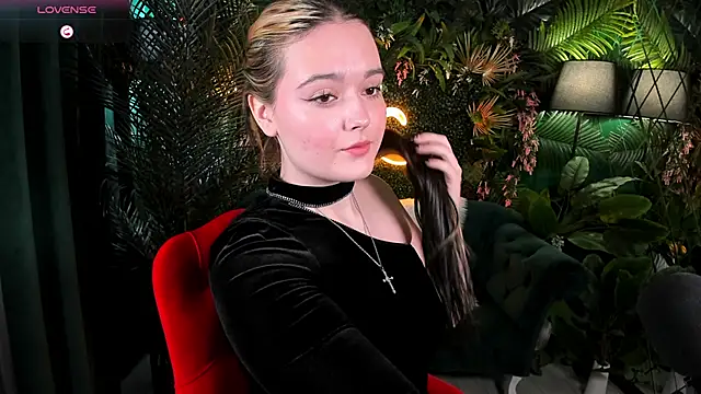Snapshot of HeyMary chatting on 09/22/25, 05:13 HeyMary online show from 09/22/25, 05:13