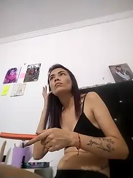 dulcelatin21 online show from 10/28/25, 12:33