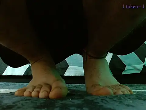 Snapshot of aaronjames1 chatting on 11/26/25, 01:11 aaronjames1 online show from 11/26/25, 01:11