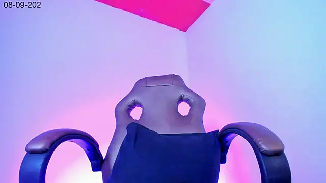 Snapshot of Nova-evs chatting on 09/09/25, 12:10 Nova-evs online show from 09/09/25, 12:10