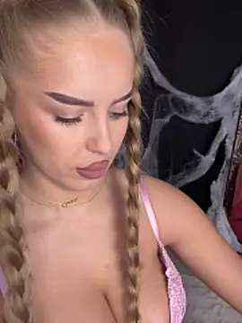 AubrieleRouj1 online show from 10/25/25, 04:07