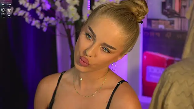 AubrieleRouj1 online show from 06/15/26, 05:12