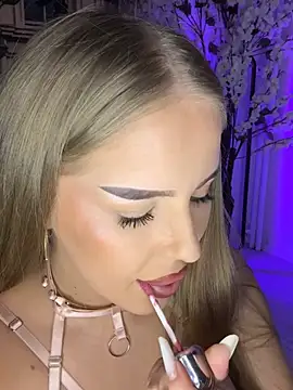 AubrieleRouj1 online show from 01/12/26, 06:04