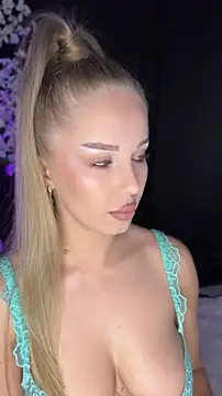 Snapshot of AubrieleRouj1 chatting on 05/17/26, 04:51 AubrieleRouj1 online show from 05/17/26, 04:51
