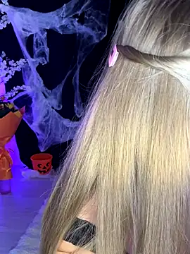 AubrieleRouj1 online show from 10/28/25, 04:28