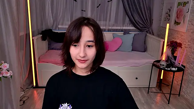 Snapshot of EmilySwonn chatting on 10/26/25, 04:07 EmilySwonn online show from 10/26/25, 04:07