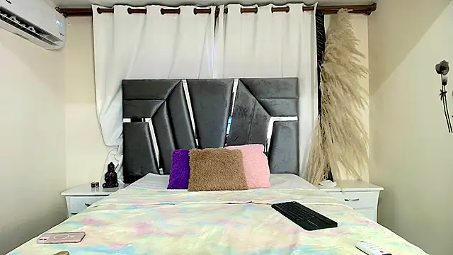 MiniLove 01 online show from 04/24/26, 12:07