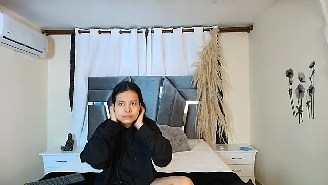 Snapshot of MiniLove_01 chatting on 10/14/25, 12:39 MiniLove 01 online show from 10/14/25, 12:39