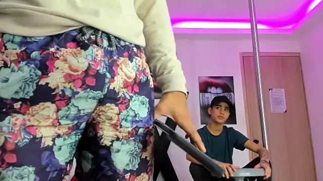 PRETTY FEM online show from 10/21/25, 01:32