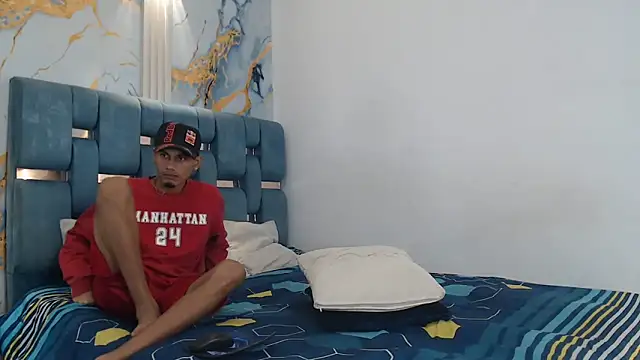 Snapshot of PRETTY_FEM chatting on 02/25/26, 01:39 PRETTY FEM online show from 02/25/26, 01:39