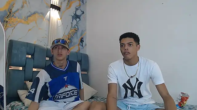 Snapshot of PRETTY_FEM chatting on 01/08/26, 01:22 PRETTY FEM online show from 01/08/26, 01:22