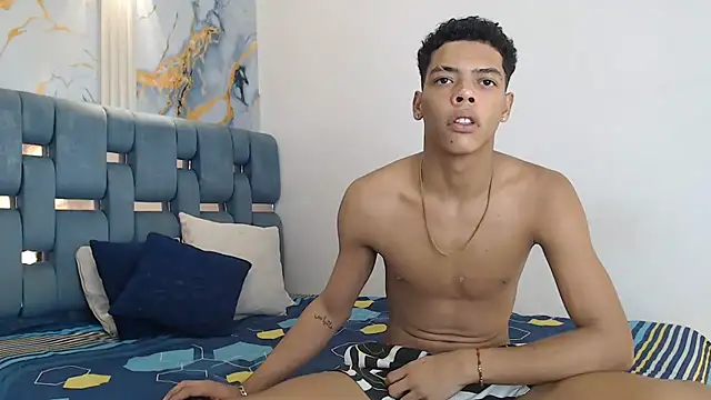 Snapshot of PRETTY_FEM chatting on 02/19/26, 01:46 PRETTY FEM online show from 02/19/26, 01:46