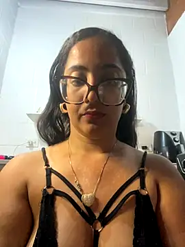 Jessyivonne online show from 10/19/25, 04:48