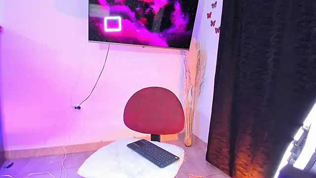 REINA ADAHARA online show from 12/01/25, 09:43