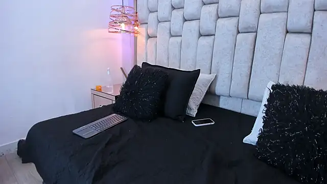 REINA ADAHARA online show from 04/12/26, 12:03