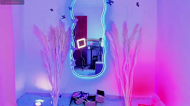 REINA ADAHARA online show from 11/10/25, 10:53