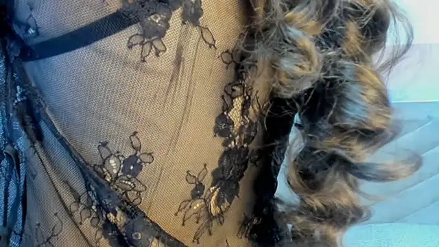 molly zanderbond  online show from 10/18/25, 03:08