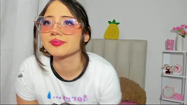 ImSofia222  online show from 11/22/25, 06:12