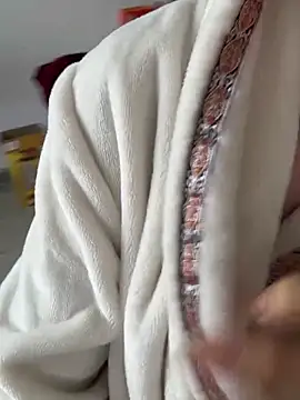 xiiuuff18 online show from 12/17/25, 01:54