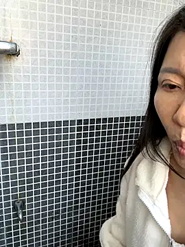 xiiuuff18 online show from 10/23/25, 01:26