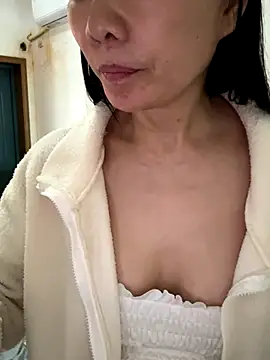 xiiuuff18 online show from 11/06/25, 12:58