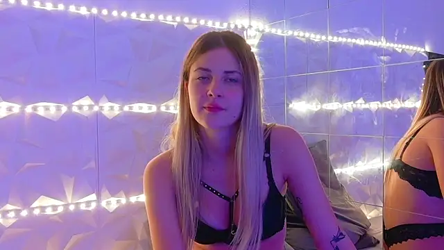 Snapshot of Aishha_ chatting on 10/11/25, 12:28 Aishha online show from 10/11/25, 12:28