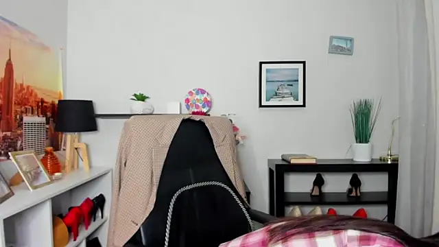 Snapshot of Velvet_Jasmine chatting on 12/20/25, 07:33 Velvet Jasmine online show from 12/20/25, 07:33