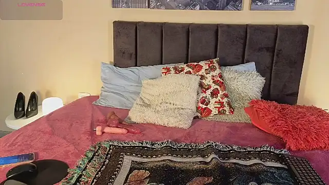 Snapshot of HelenaCole- chatting on 02/08/26, 02:04 HelenaCole- online show from 02/08/26, 02:04