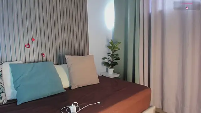 Snapshot of HelenaCole- chatting on 02/14/26, 01:33 HelenaCole- online show from 02/14/26, 01:33