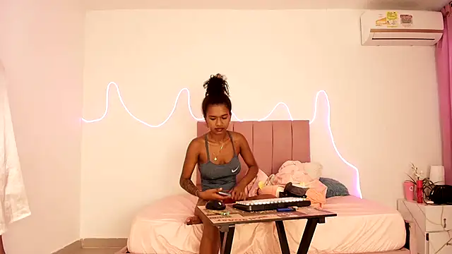 Valerin salazar online show from 10/21/25, 01:21