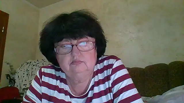 Snapshot of MilaSky5303 chatting on 11/17/25, 02:54 MilaSky5303 online show from 11/17/25, 02:54