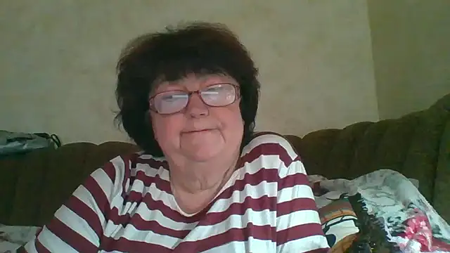 Snapshot of MilaSky5303 chatting on 10/18/25, 10:17 MilaSky5303 online show from 10/18/25, 10:17