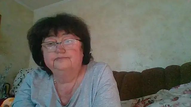 Snapshot of MilaSky5303 chatting on 12/16/25, 11:14 MilaSky5303 online show from 12/16/25, 11:14