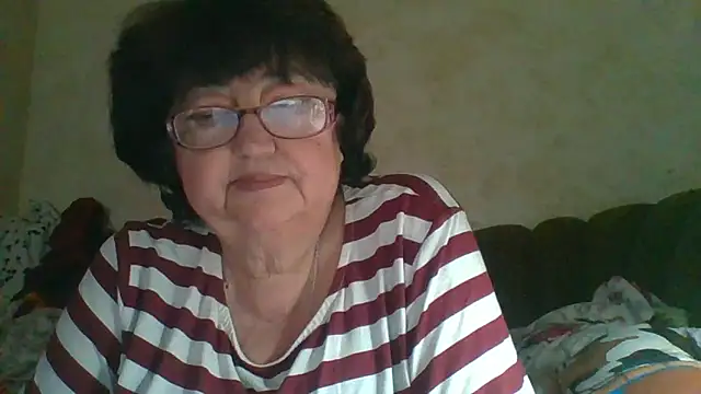 Snapshot of MilaSky5303 chatting on 10/06/25, 12:17 MilaSky5303 online show from 10/06/25, 12:17
