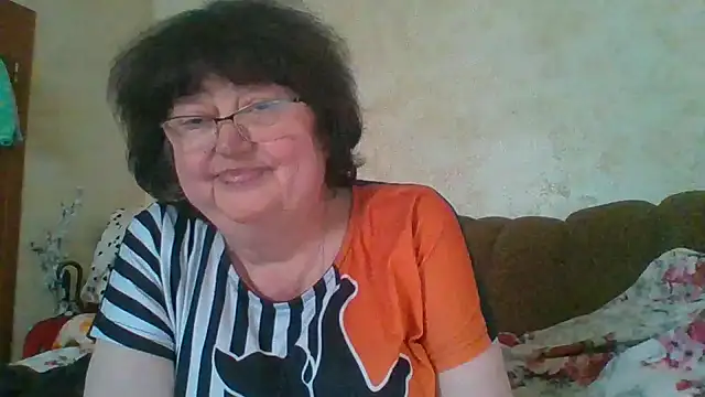 Snapshot of MilaSky5303 chatting on 12/17/25, 10:31 MilaSky5303 online show from 12/17/25, 10:31