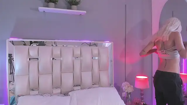 Darlyn tenderhot   online show from 11/22/25, 07:24