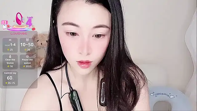 Snapshot of LuLu-Moon chatting on 09/19/25, 06:39 LuLu-Moon online show from 09/19/25, 06:39