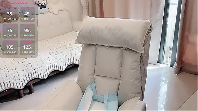 Snapshot of LuLu-Moon chatting on 11/25/25, 04:57 LuLu-Moon online show from 11/25/25, 04:57