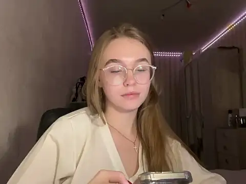 Snapshot of bellameow88 chatting on 11/07/25, 03:38 bellameow88 online show from 11/07/25, 03:38