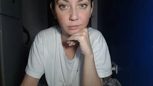 Snapshot of petite_danielle chatting on 07/15/26, 02:51 petite danielle online show from 07/15/26, 02:51