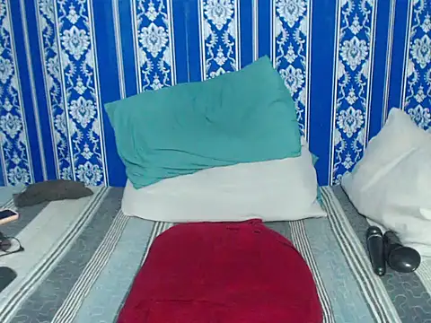 JUICEYLIPS333 online show from 10/28/25, 01:39