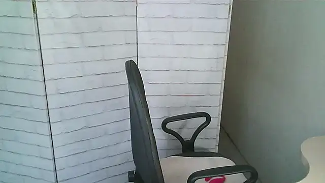 Helen xi  online show from 12/17/25, 05:12