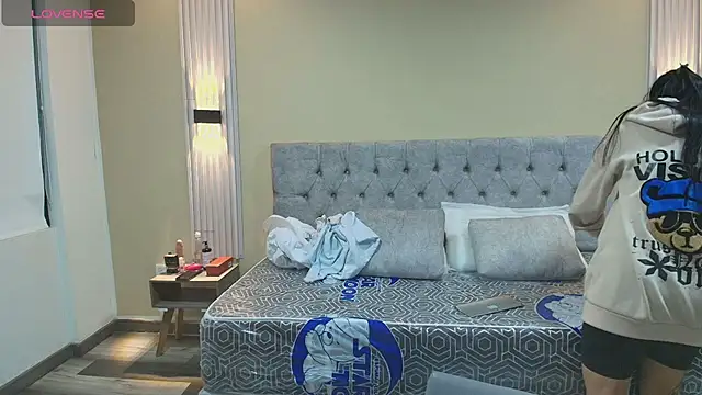 LiaMonroee  online show from 10/05/25, 11:34