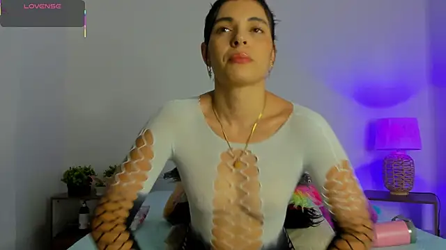 hailey hadid online show from 11/12/25, 06:56