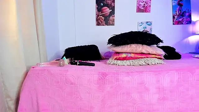 hailey hadid online show from 02/24/26, 07:04