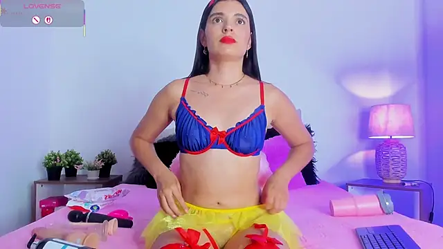 hailey hadid online show from 10/31/25, 07:10